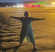 Vrouw op het strand in het donker