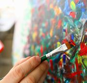 Close-up van hand van patiënt die een doek beschilderd