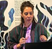 Kim Hopmans spreekt haar column uit tijdens symposium ARQ IVP