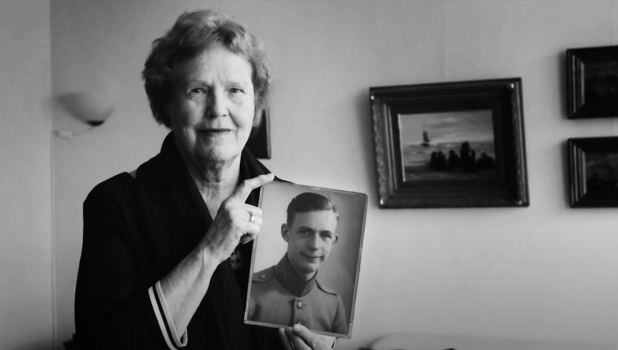  Marjolein Dalhuisen with a photo of her father Reinier Dalhuisen