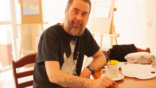 Lees hier hoe vader Dymtro de kunst therapie ervaart Kunst therapie voor Oekraïense gezinnen