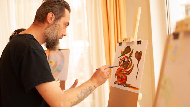 Vader Dmytro tijdens kunsttherapie Vader Dmytro tijdens kunsttherapie