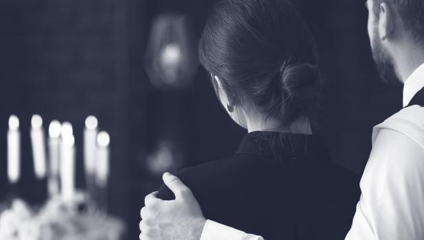 Koppel dat verdriet heeft om verlies van dierbare tijdens begrafenis