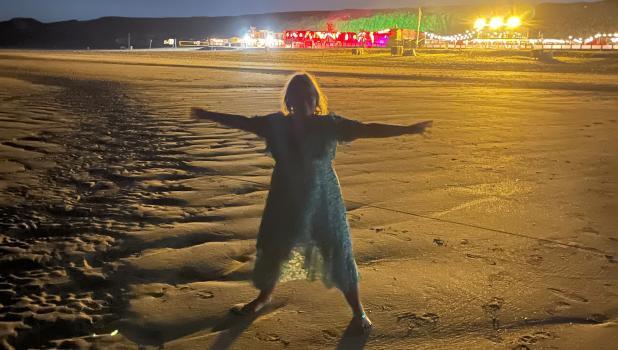 Vrouw op het strand in het donker