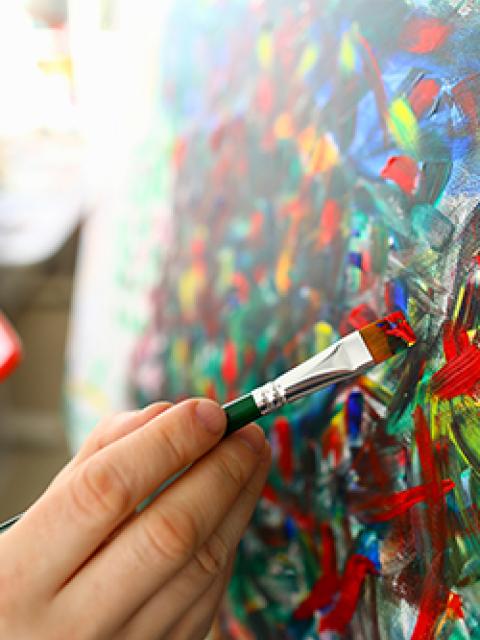 Close-up van hand van patiënt die een doek beschilderd