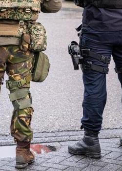 Beveiligers houden de wacht