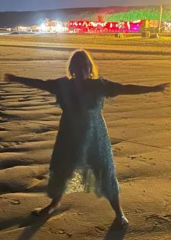 Vrouw op het strand in het donker