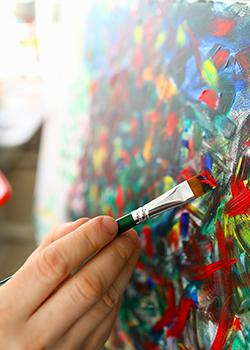 Close-up van hand van patiënt die een doek beschilderd