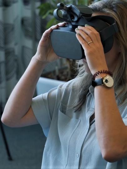 Behandelaar probeert VR-bril uit