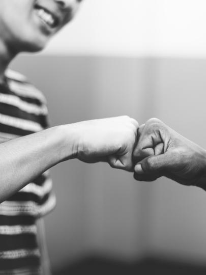 Psychosociale ondersteuning statushouders - Twee mensen geven elkaar een boks
