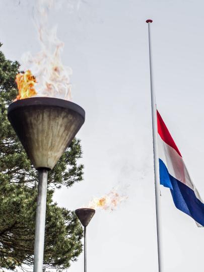 Dodenherdenking - Nederlandse vlag halfstok - Bron: ANP / Marco Ferrageau