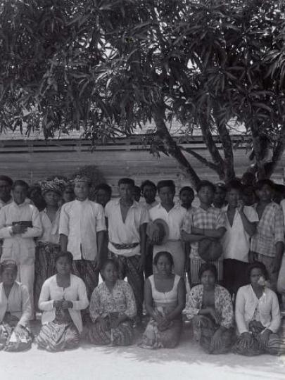 Groep Javaanse contractarbeiders in het koeliedepot (circa 1925)