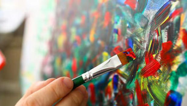 hand aan het schilderen