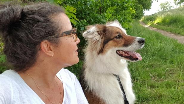 Ghita de Jongh met hulphond Spetter